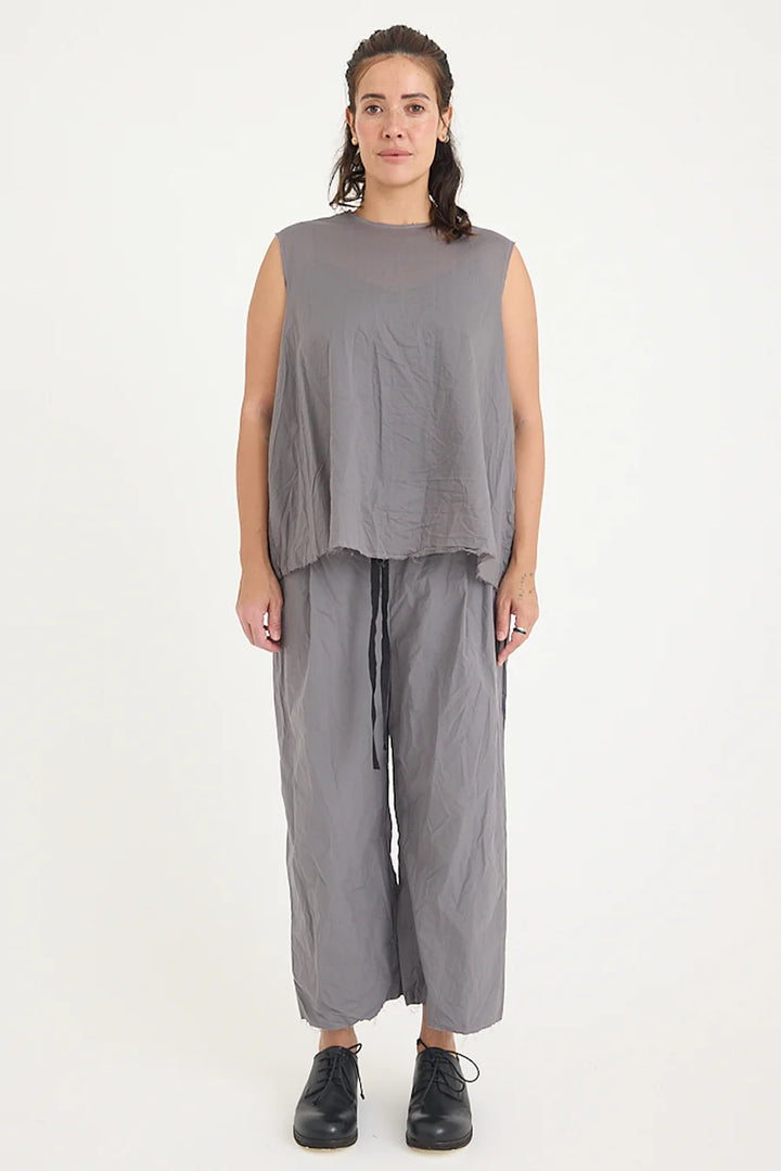 SCHA - "OE" V Back Sleeveless Top